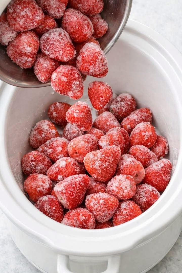 slow cooker strawberry dessert